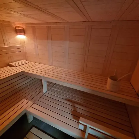 Alpine Retreat & Sauna Апартаменты *